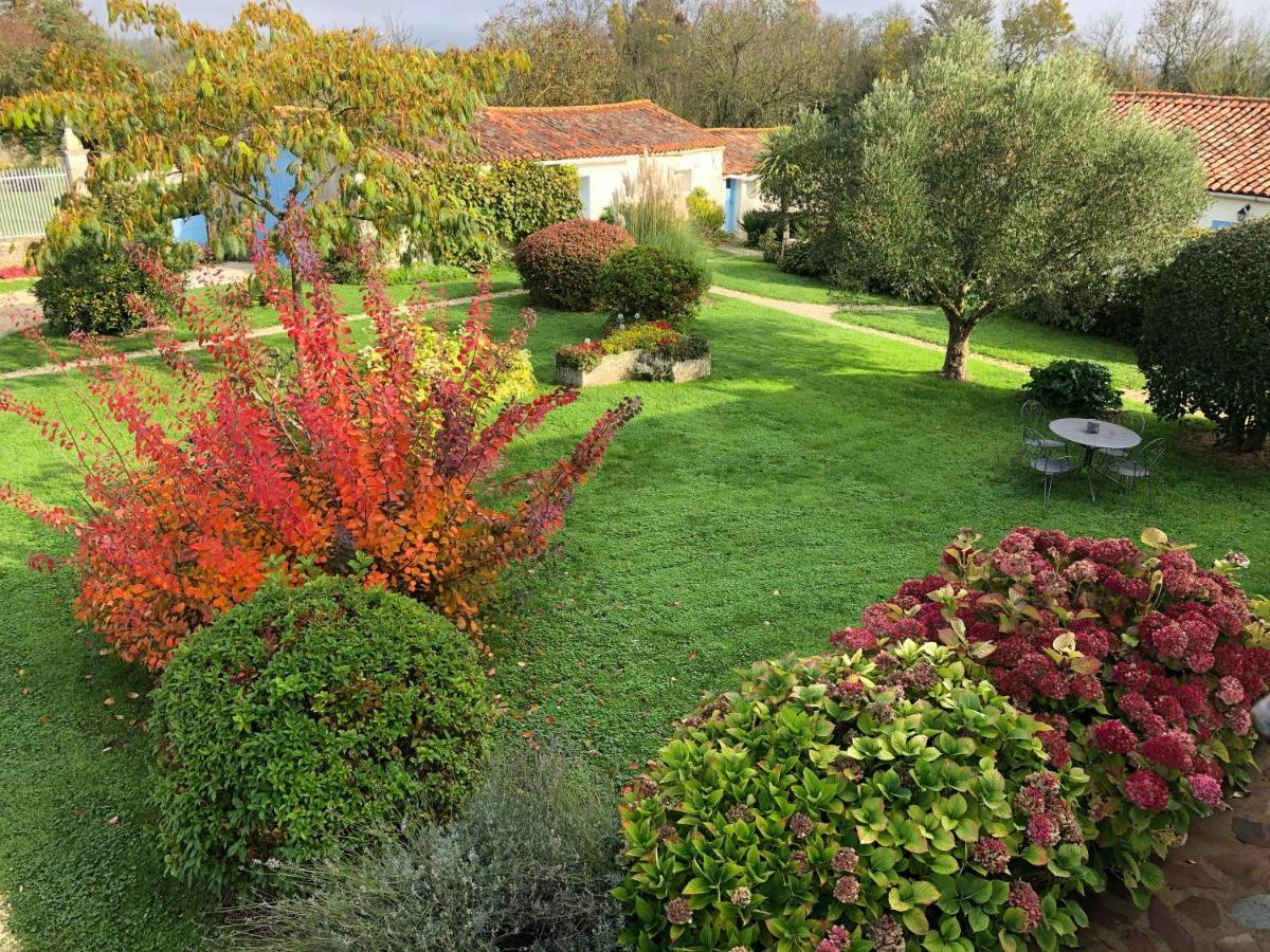 L'Enclos Bleu, Gite - Marais Poitevin Avec Piscine Chauffee Chaille-Les-Marais المظهر الخارجي الصورة