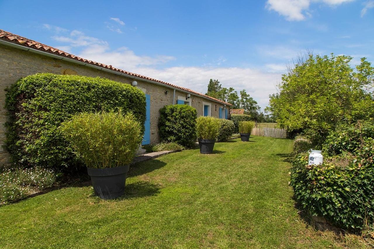 L'Enclos Bleu, Gite - Marais Poitevin Avec Piscine Chauffee Chaille-Les-Marais المظهر الخارجي الصورة
