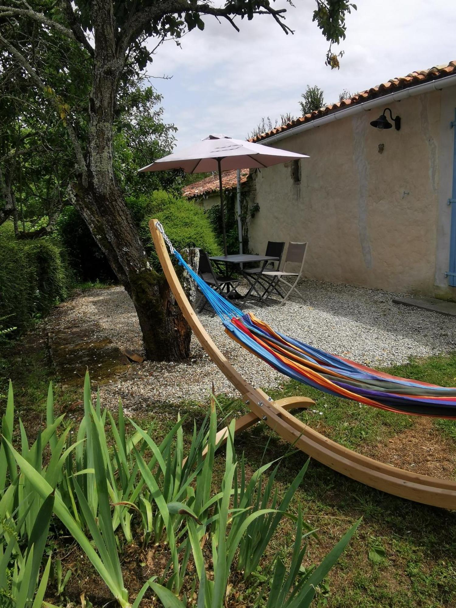 L'Enclos Bleu, Gite - Marais Poitevin Avec Piscine Chauffee Chaille-Les-Marais المظهر الخارجي الصورة