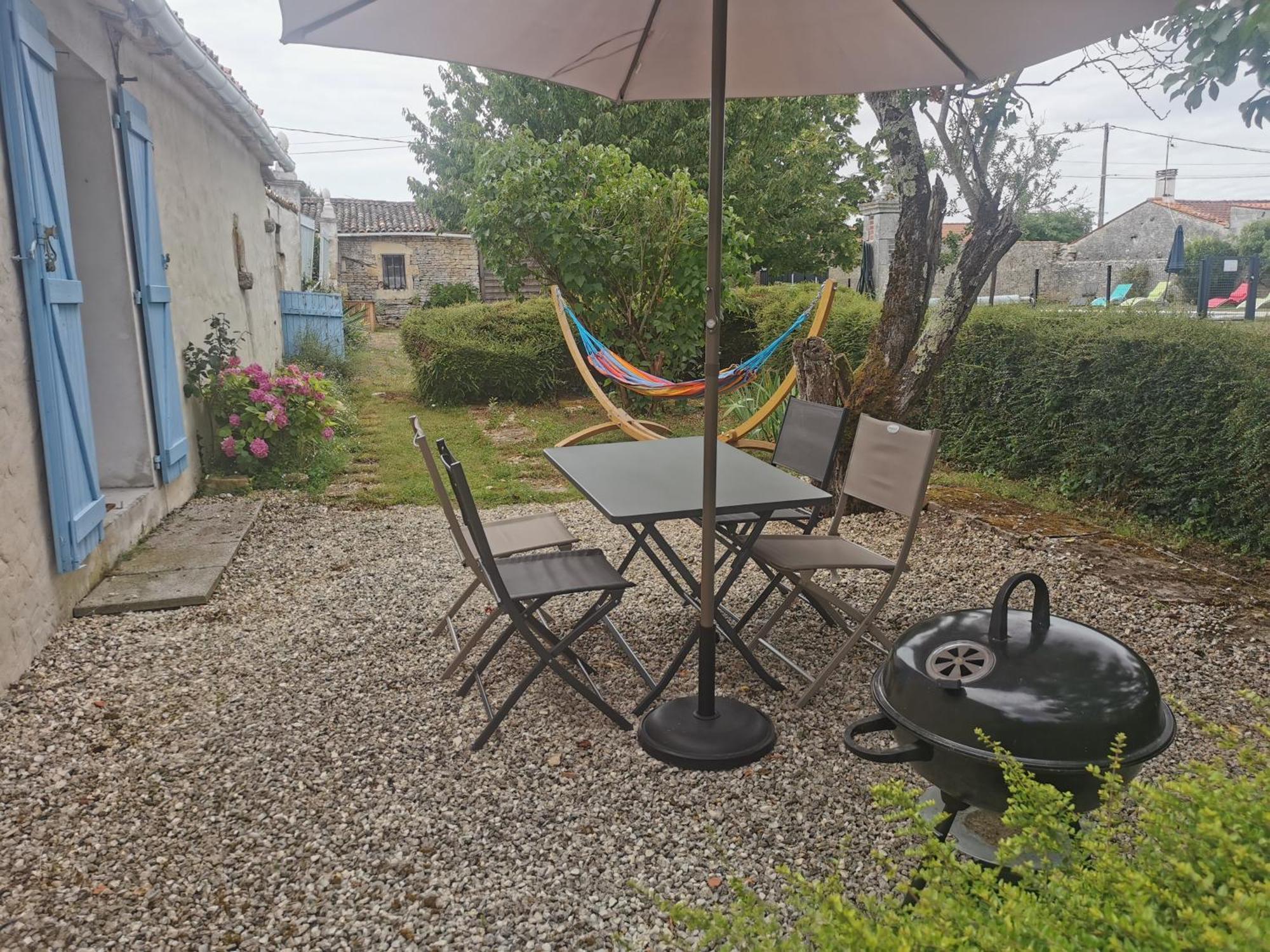 L'Enclos Bleu, Gite - Marais Poitevin Avec Piscine Chauffee Chaille-Les-Marais المظهر الخارجي الصورة