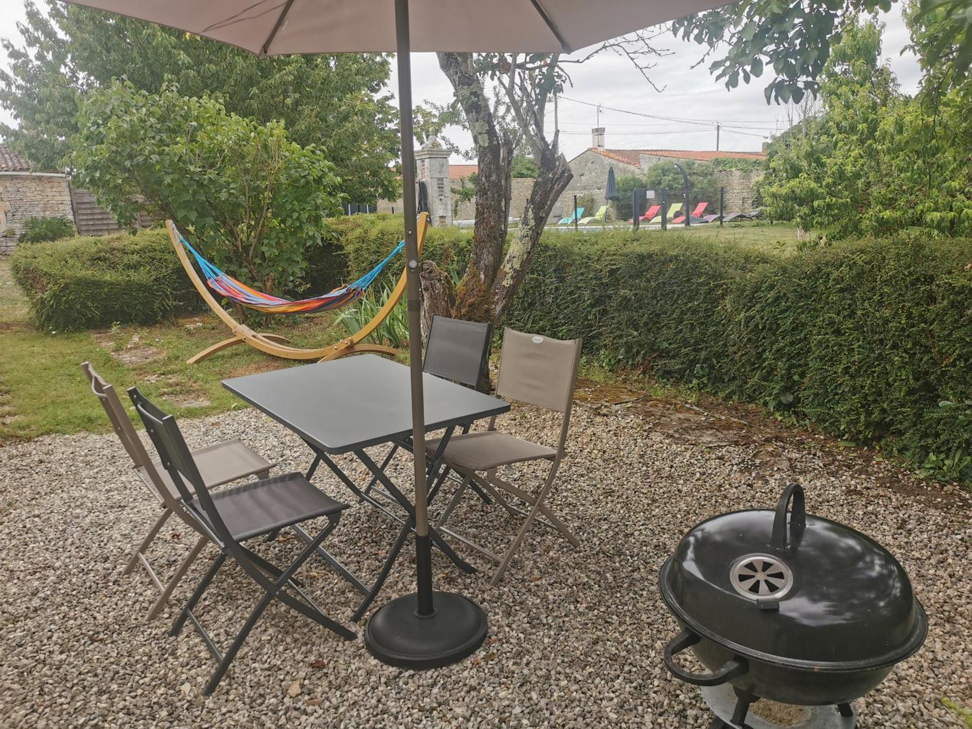 L'Enclos Bleu, Gite - Marais Poitevin Avec Piscine Chauffee Chaille-Les-Marais المظهر الخارجي الصورة