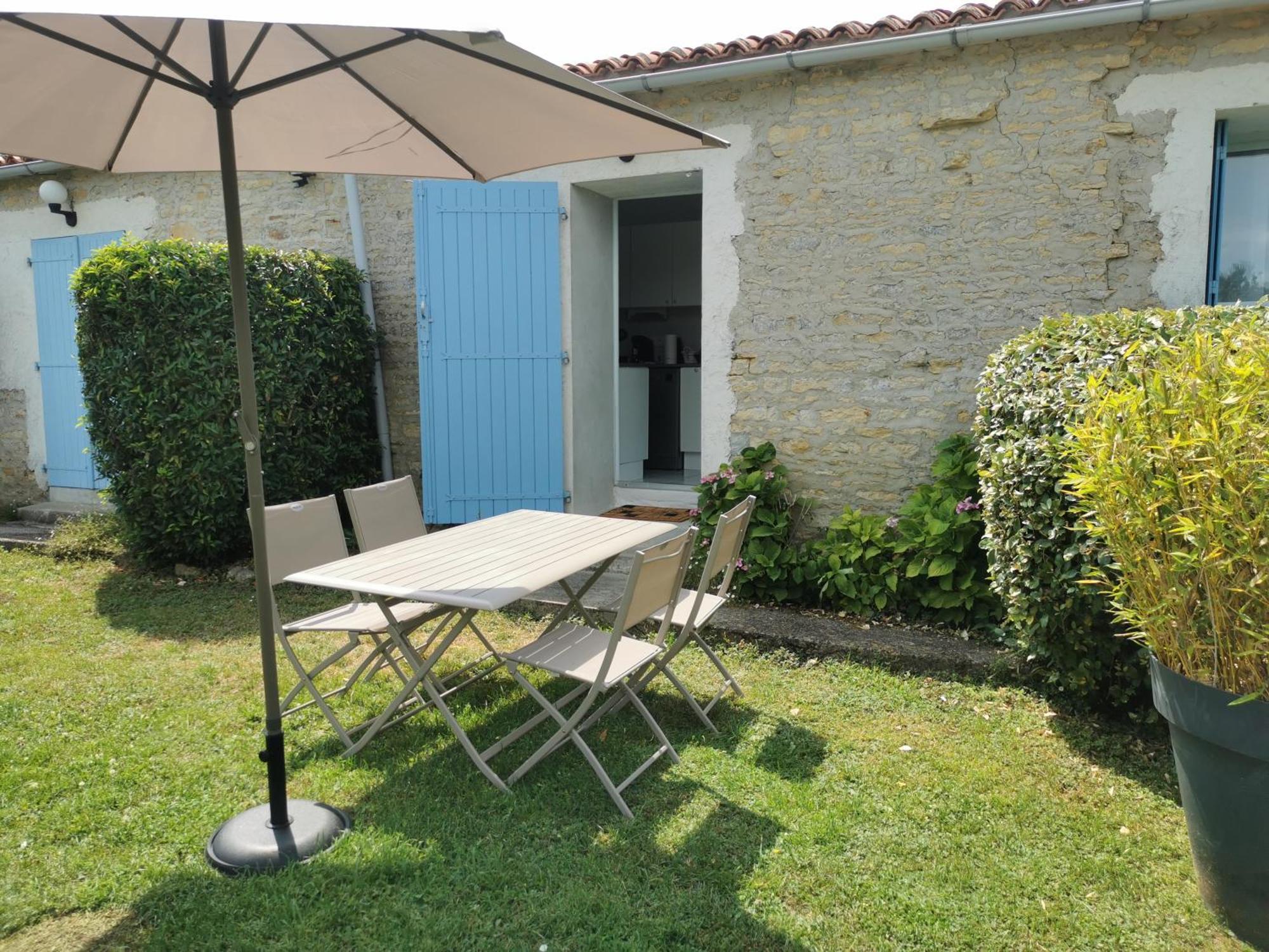 L'Enclos Bleu, Gite - Marais Poitevin Avec Piscine Chauffee Chaille-Les-Marais المظهر الخارجي الصورة
