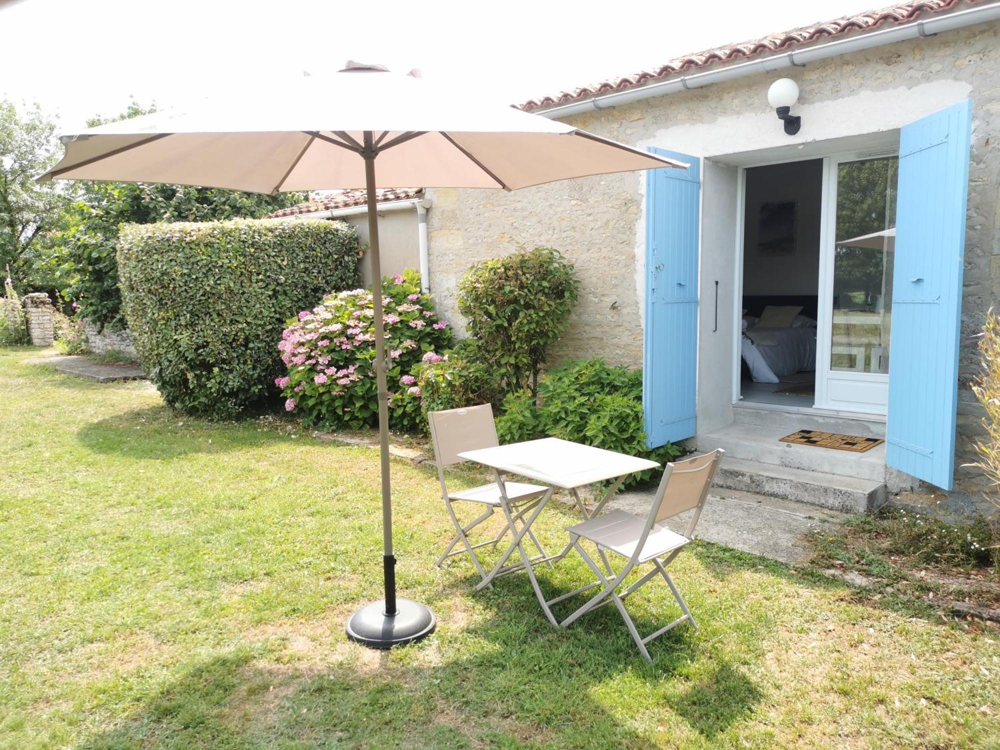 L'Enclos Bleu, Gite - Marais Poitevin Avec Piscine Chauffee Chaille-Les-Marais المظهر الخارجي الصورة