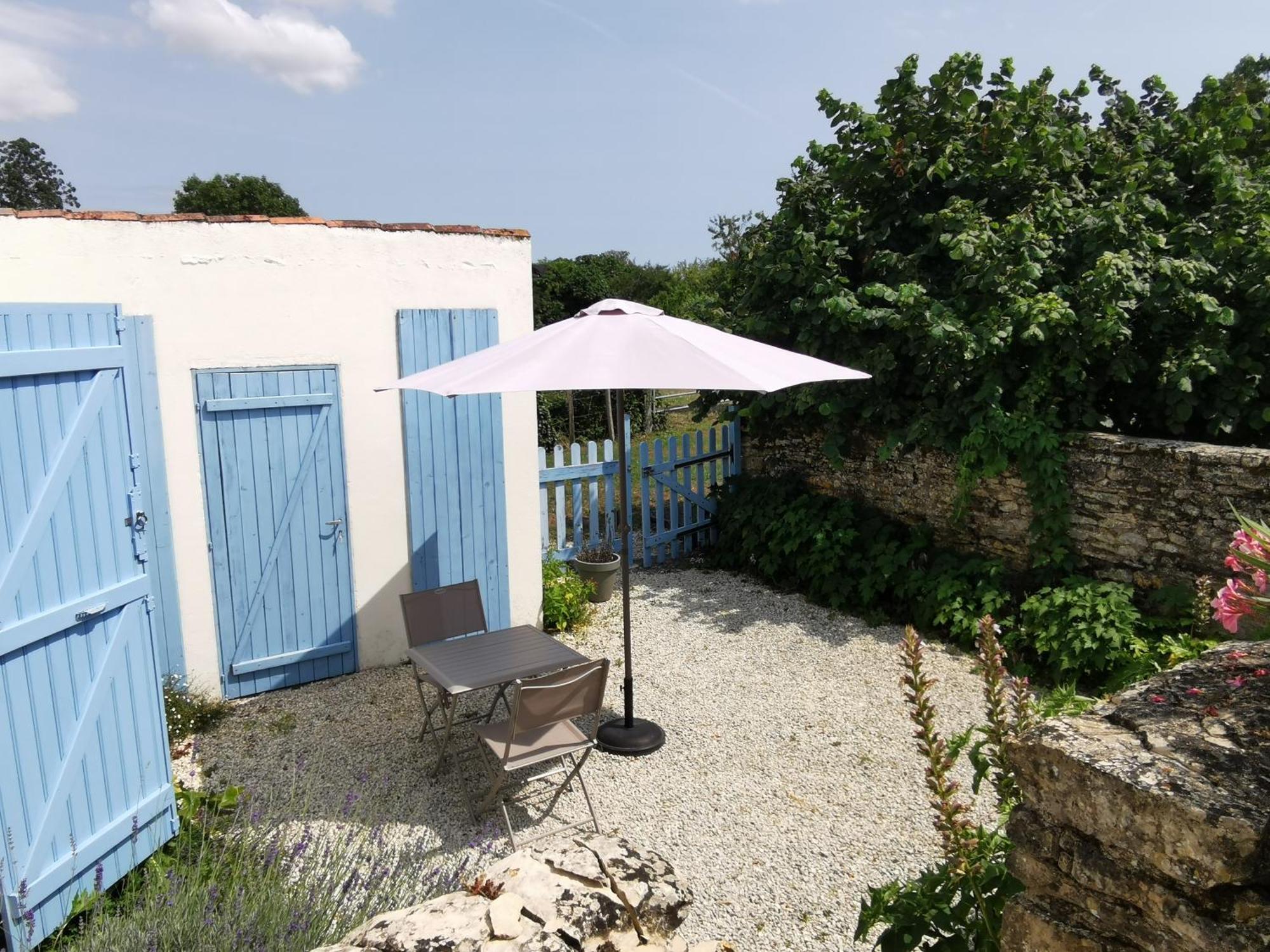 L'Enclos Bleu, Gite - Marais Poitevin Avec Piscine Chauffee Chaille-Les-Marais المظهر الخارجي الصورة