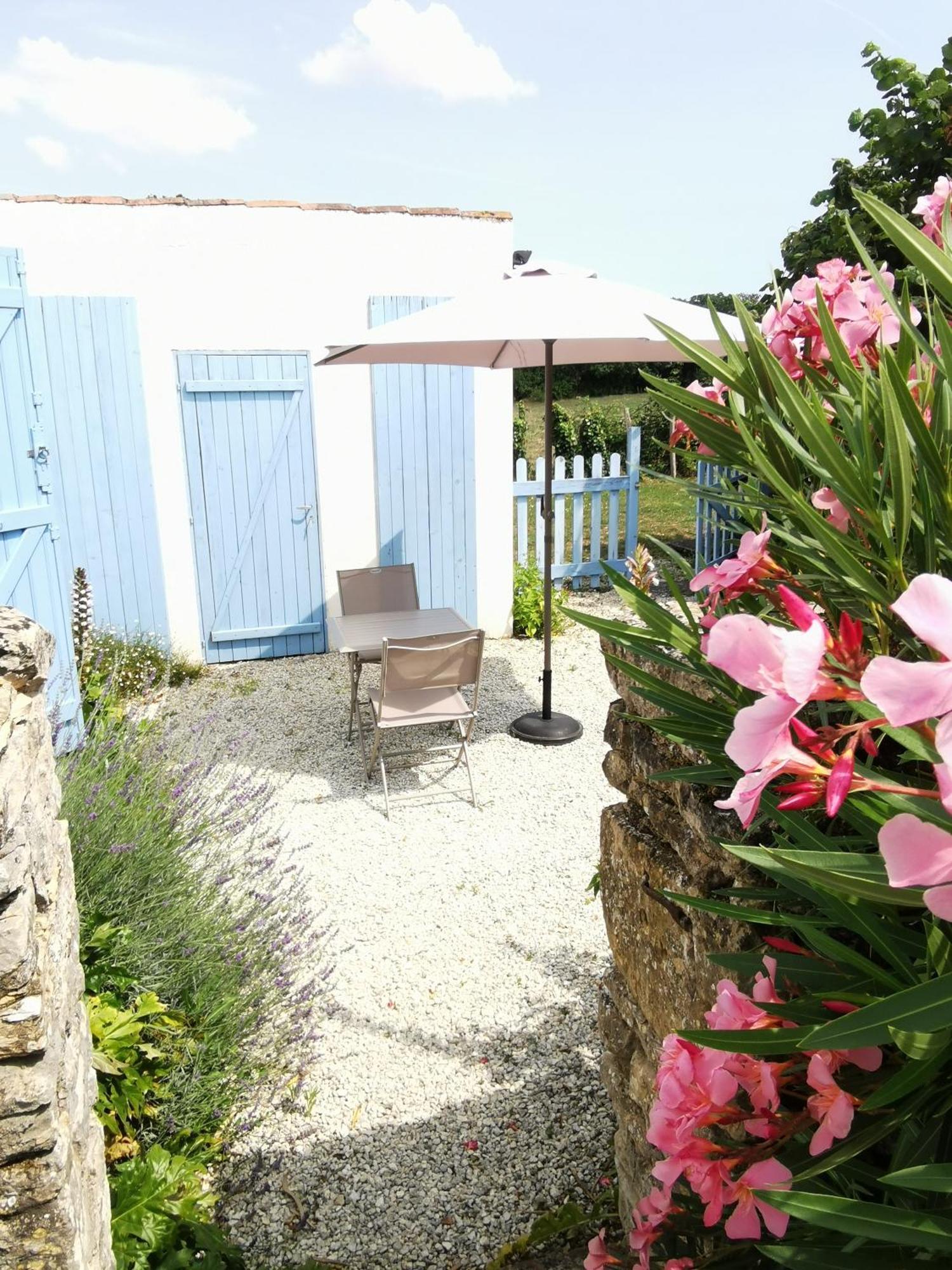 L'Enclos Bleu, Gite - Marais Poitevin Avec Piscine Chauffee Chaille-Les-Marais المظهر الخارجي الصورة
